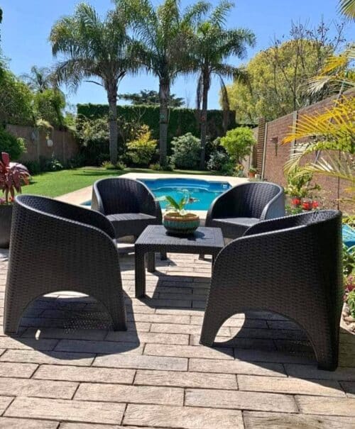 Juego De 4 Sillones Simil Ratan + Mesa Ratona 90X90 Simil Ratan